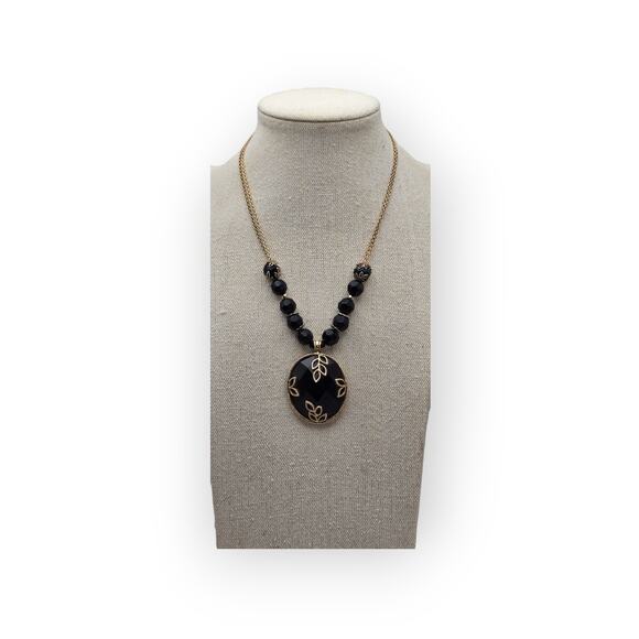 Black Faceted Gold Leaf Filigree Detailed Pendant Necklace - Picture 7 of 7